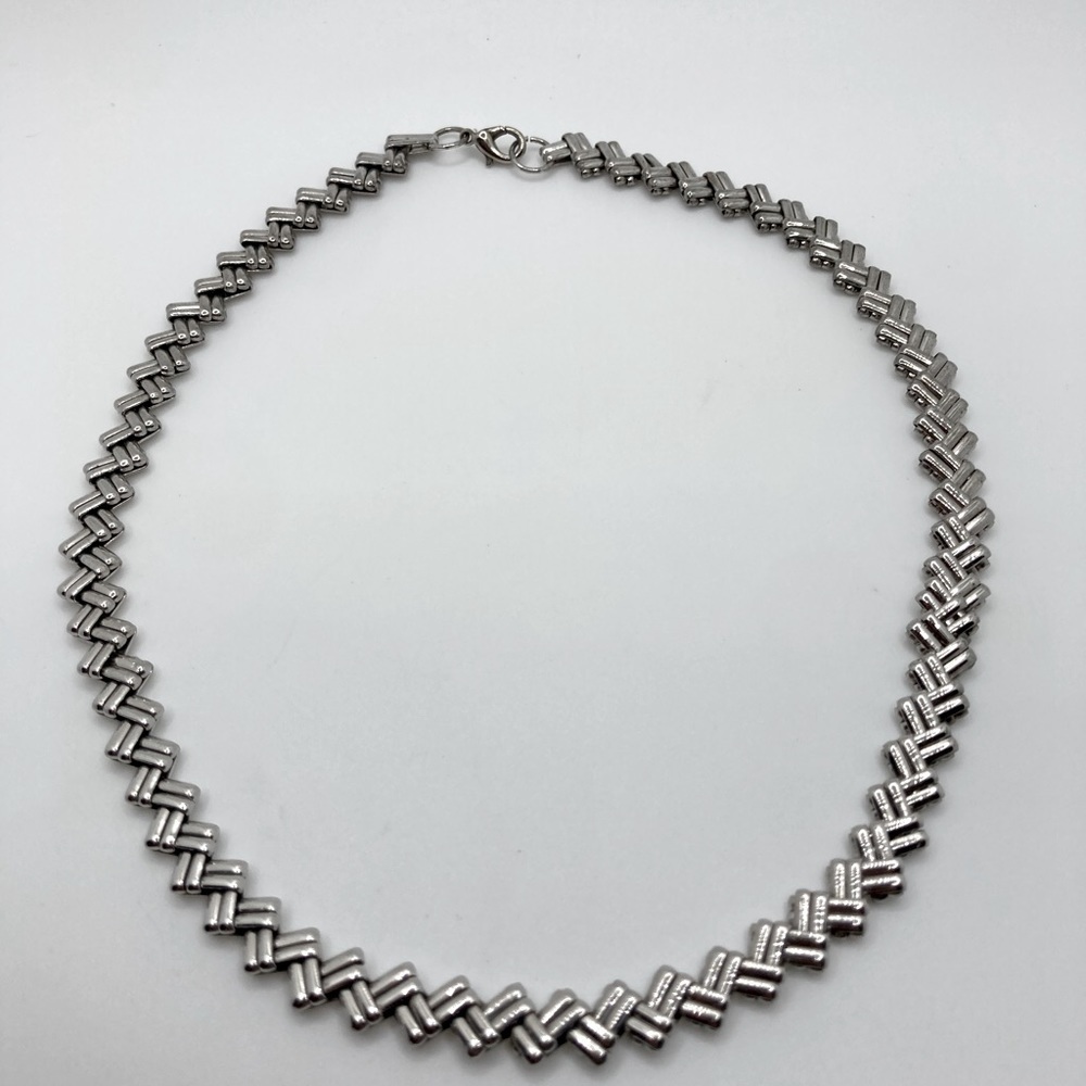 Vtg Silver Tone Zigzag Zig Zag Criss Cross Hatch Woven Necklace Sits @ 17”